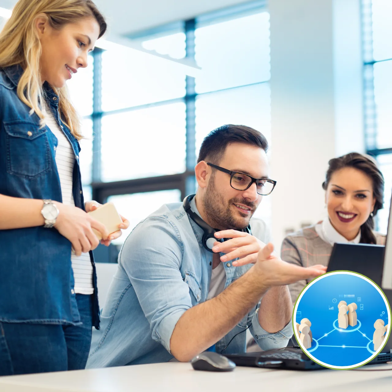 Equipe reunida em escritório moderno analisando dados no computador, simbolizando a alocação estratégica de profissionais especializados.