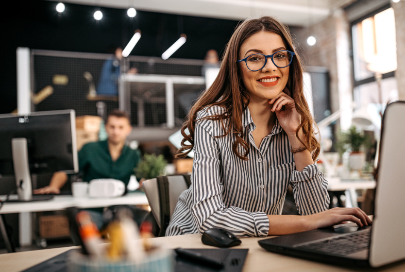 Profissionais analisando gráficos e dados financeiros em um ambiente de trabalho moderno, representando organização e planejamento estratégico.