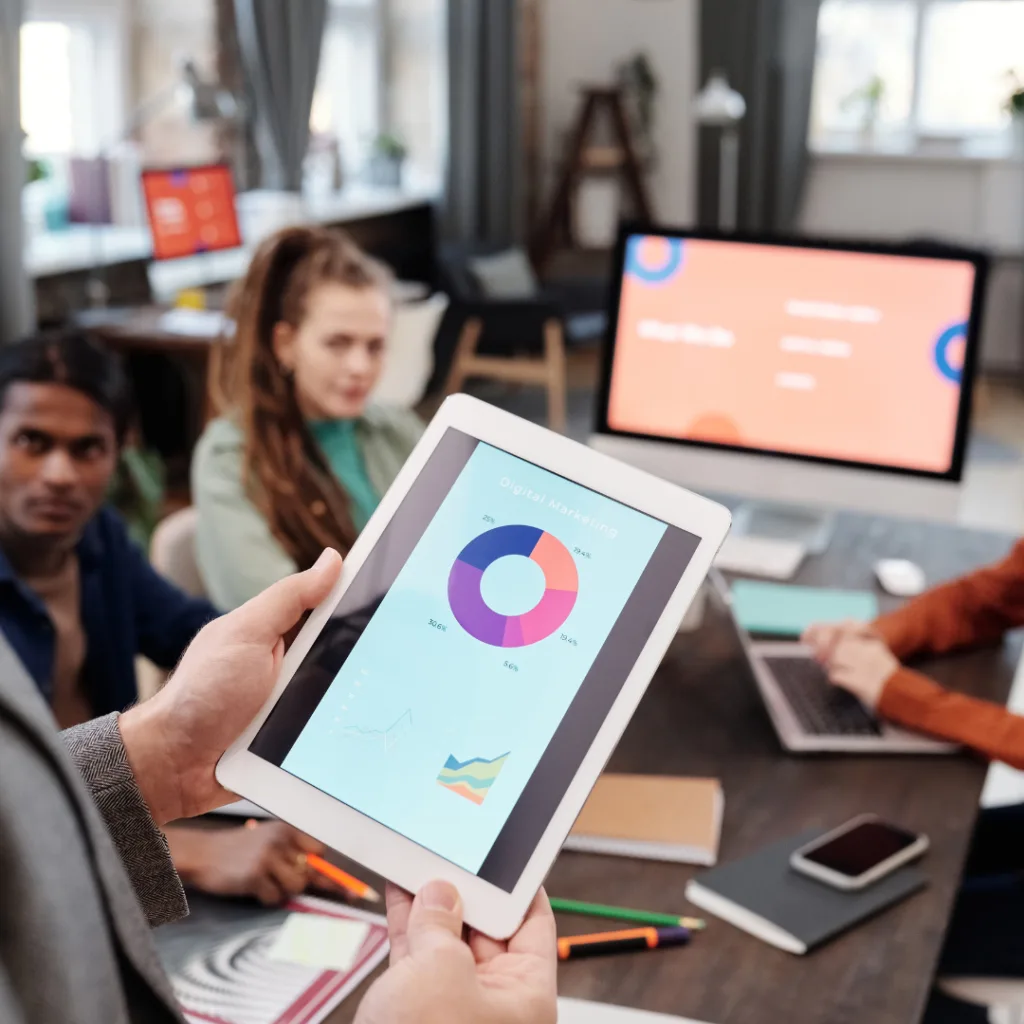 presentação de gráficos em tablet durante reunião sobre contabilidade digital