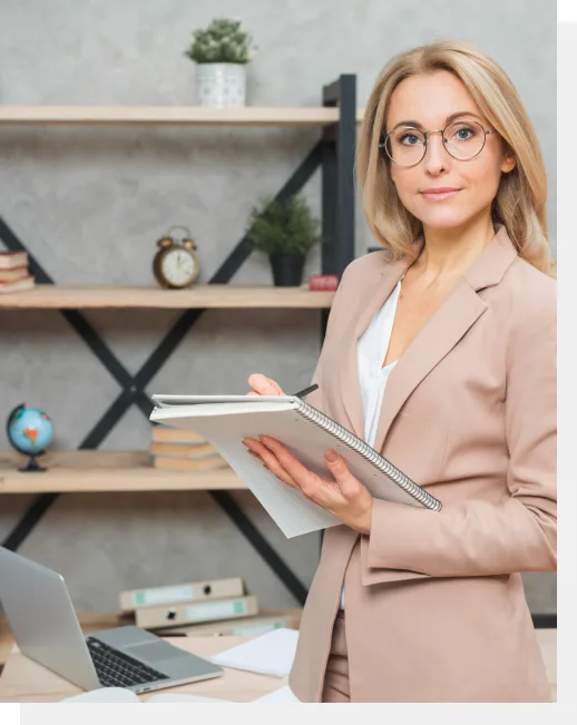 Profissional avaliando dados e segurança na contabilidade digital