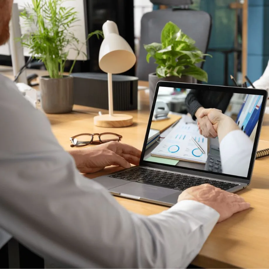 Empresário utilizando notebook para registrar CNPJ da empresa online