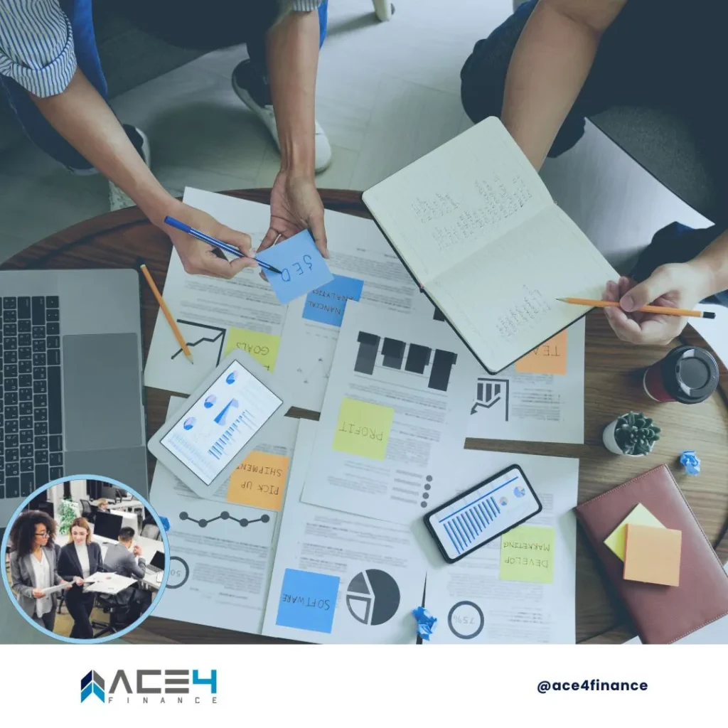 Profissionais reunidos planejando abertura de empresa com apoio da ACE4Finance