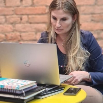 Danielle Oliveira, consultora em gestão empresarial com experiência contábil, tributária e financeira