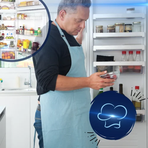 Funcionário de restaurante analisando alimentos na geladeira, representando o controle de consumo interno e desperdícios